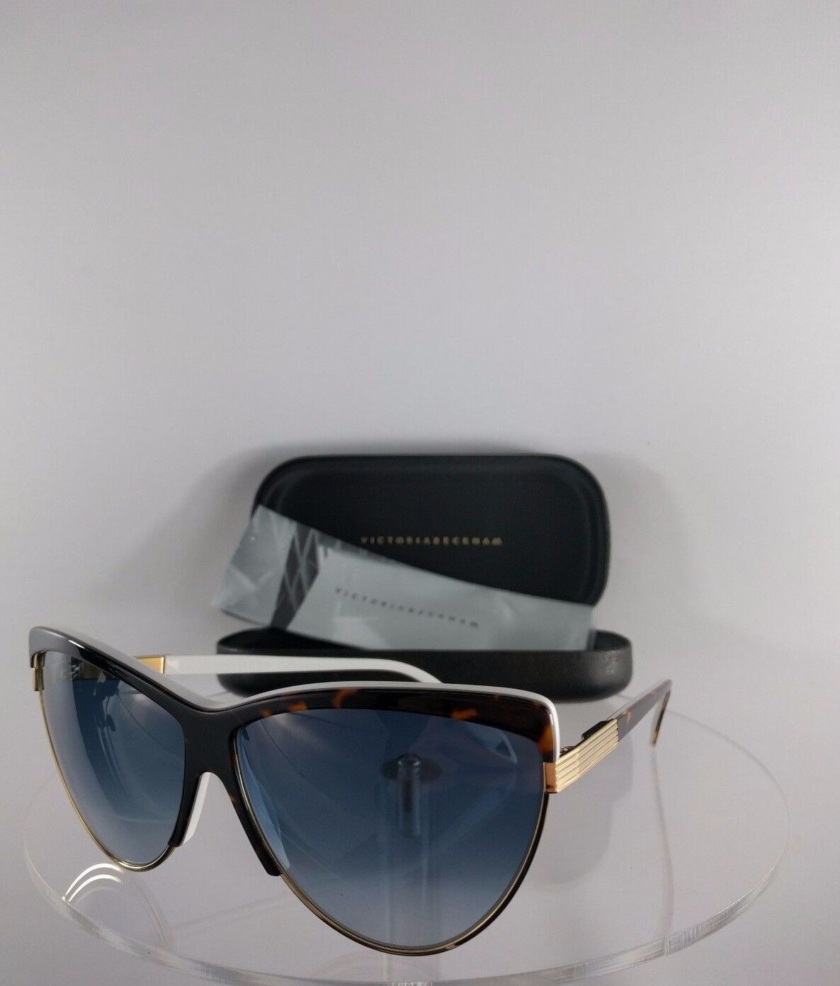 Brand New Authentic Victoria Beckham Sunglasses VBS 92 C9 R0316 Gold White Frame